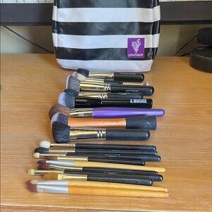 Makeup Brush Collection with Bag